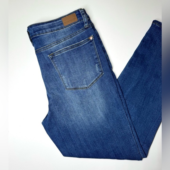 Judy Blue Women’s Relaxed Fit Distressed Jeans
Size- 30 - Picture 8 of 9